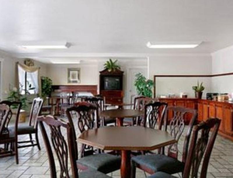 Econo Lodge Inn & Suites Central Medford Restoran fotoğraf